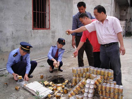贵港:销毁一批假冒红牛饮料