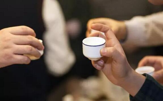 学习酒场规矩,就从敬酒开始吧!