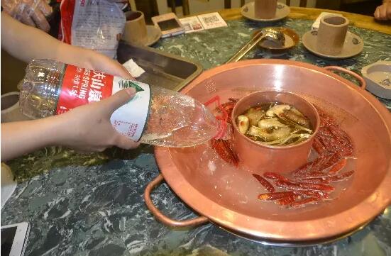 农夫山泉涉足咖啡市场,怡宝盯上气泡水,水企竞