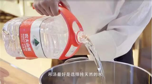 农夫山泉有点忙,刚推出化妆品,又曝2018瓶装水