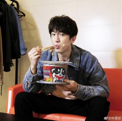 自嗨锅:怎么方便怎么来,林更新成美食博主