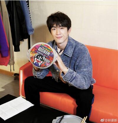 自嗨锅:怎么方便怎么来,林更新成美食博主