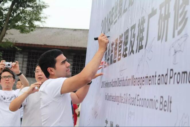 中国gdp经济增长图_2018中国白酒gdp(2)