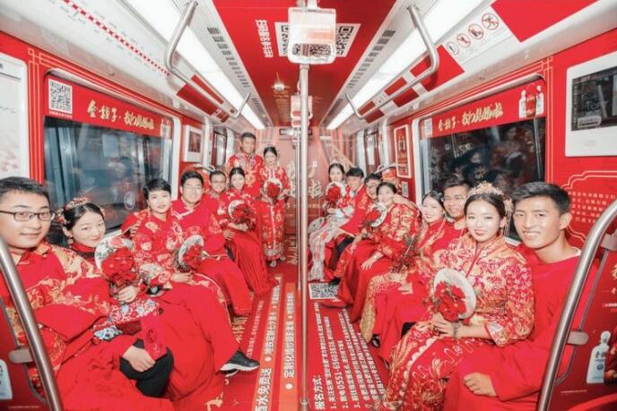 合肥地铁1号线现中式集体婚礼 8对新人情定终