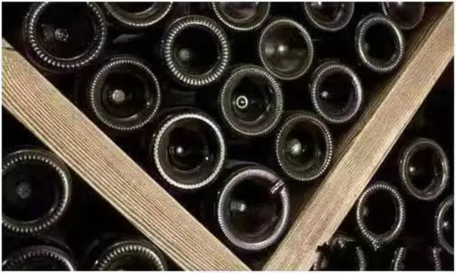 葡萄酒瓶底部为什么是凹进去的呢?